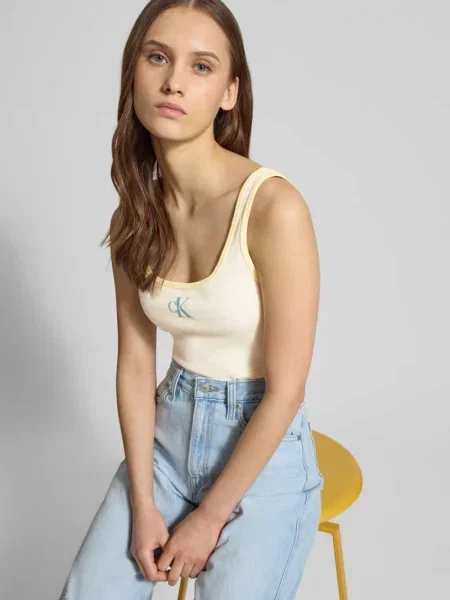 Top Calvin Klein Jeans na ramiączkach z autografem żółty