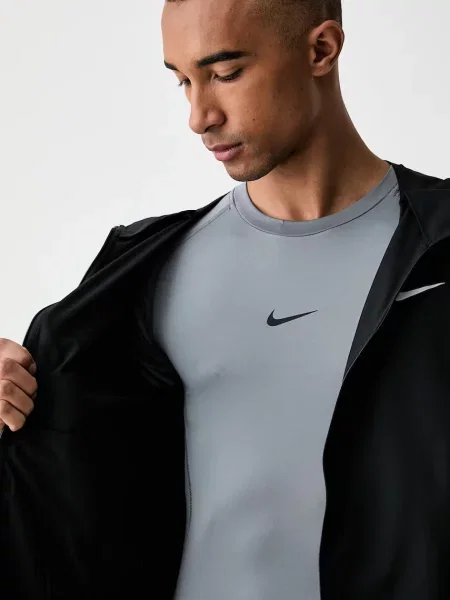 Dzseki Nike fekete