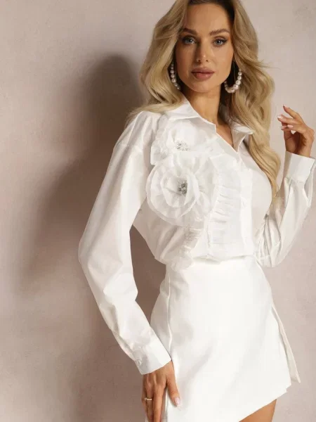 Koszula z Aplikacjami w Kształcie Kwiatów z Cyrkoniami i Falbanką Loralei biała