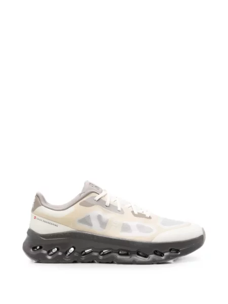 Sneakerși On