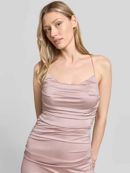 Sukienka wieczorowa o kroju slim fit z satyny Laona różowa