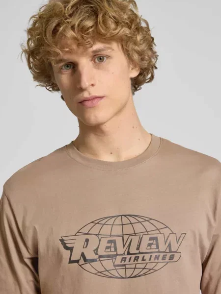 T-shirt o kroju regular fit z okrągłym dekoltem Review brązowa