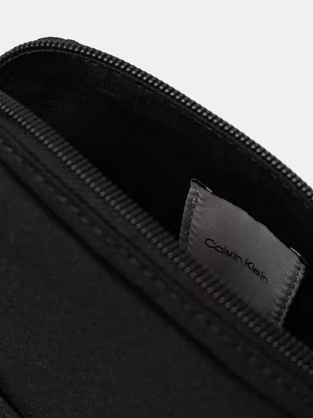Válltáska Calvin Klein Graphic Capsule Reporter fekete