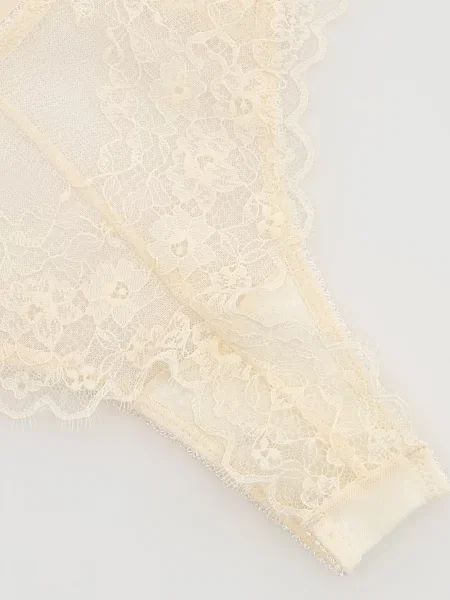 Reserved Мереживні стрінги кремовий 