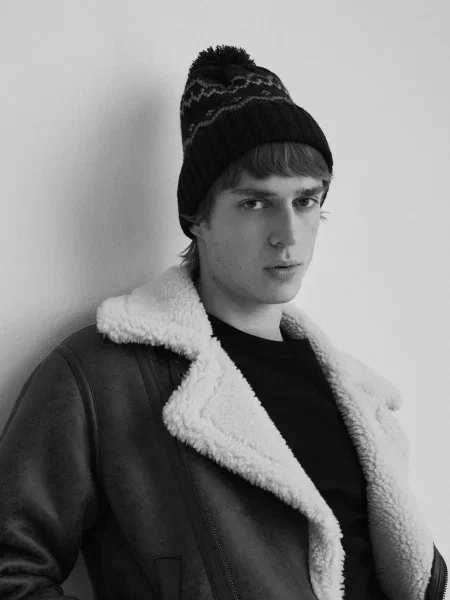 Шапка Reserved с помпоном