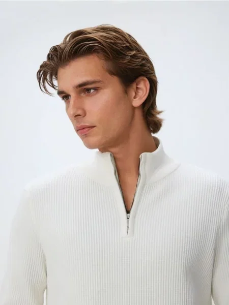 Свитер Reserved с воротником стойка белый