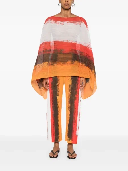 Top Pleats Please Issey Miyake cu imagine cu imprimeu abstract roșu