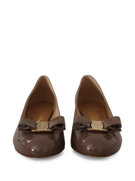 Pantofi cu toc Ferragamo cu funde maro