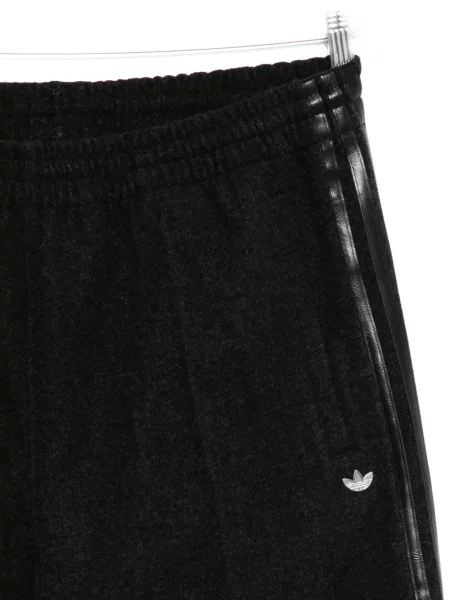 Pruhované kalhoty Adidas s výšivkou na platformě černé