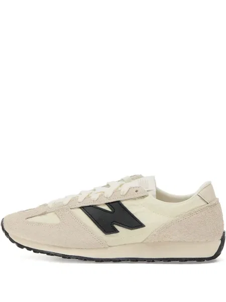 Semišový sportovní top New Balance s výšivkou s kapucí černý