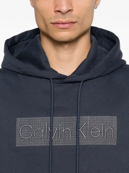 Суичър с качулка Calvin Klein с принт с връзки синьо