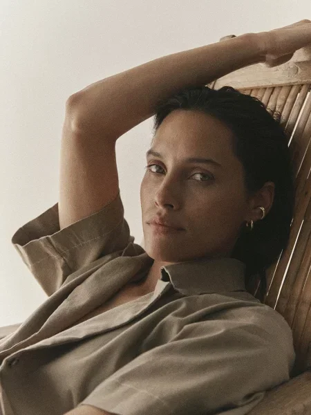 Риза с лен MUUV. Poche дамска със свободна кройка с класическа яка бежово