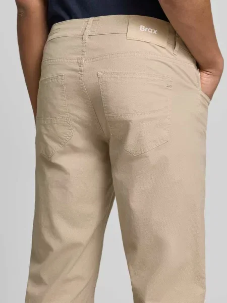 Spodnie o kroju regular fit z ultralight wykończeniem model Cadiz' Brax beżowe