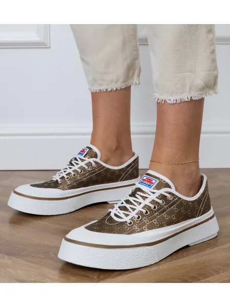 Сандали D/ceo на платформе със затворени пръсти бяло