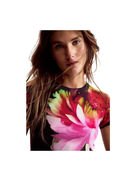 Wielobarwność koszulka Desigual w kwiatki z krótkim rękawem czarna