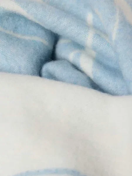 Szal z dużym napisem z logo Hugo niebieska