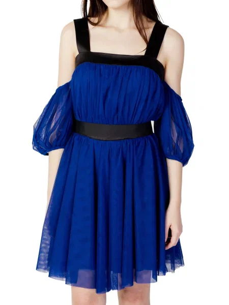 Mała mały sukienka mini Hanny Deep z odkrytymi ramionami czarna