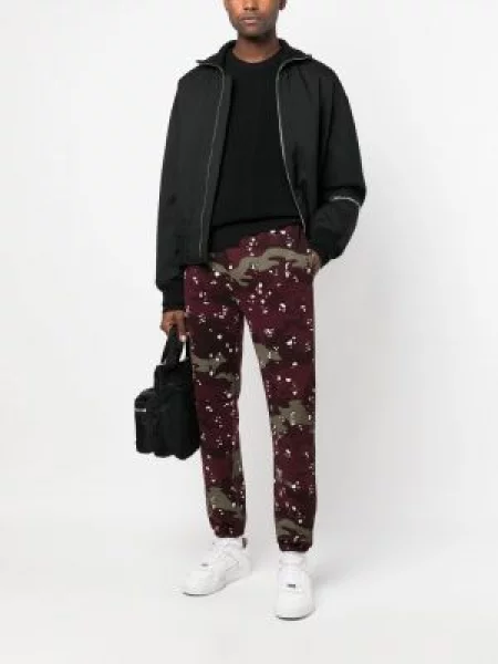 Raštuotos kamufležinės jogger kelnės Maison Kitsuné raudona