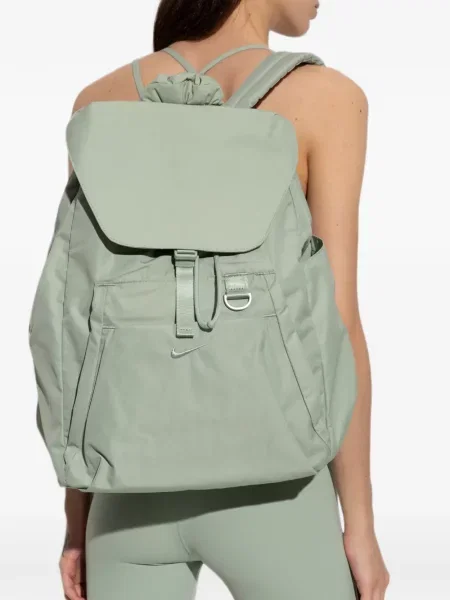 Decupat tricou Nike cu imagine cu cataramă verde