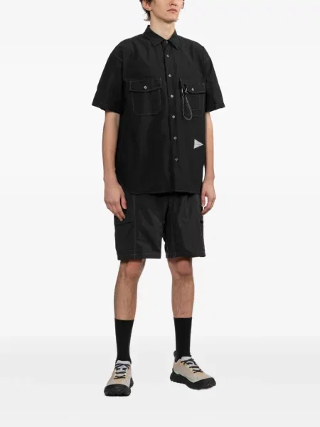 Pantaloni scurți cargo And Wander cu imagine negru