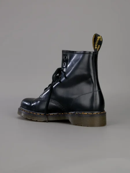 Botine Dr. Martens cu șireturi din dantelă negru