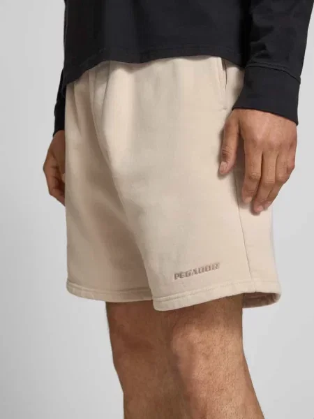 Szorty o kroju regular fit z wyhaftowanym logo Pegador