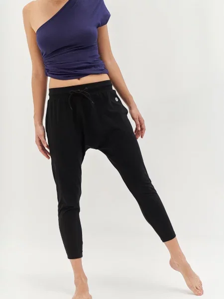 Spodnie do jogi Moonholi Cosmic Cropped Track Pants z obniżonym krokiem czarne