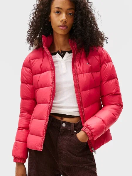 Джинсовая куртка Tommy Jeans с капюшоном красная
