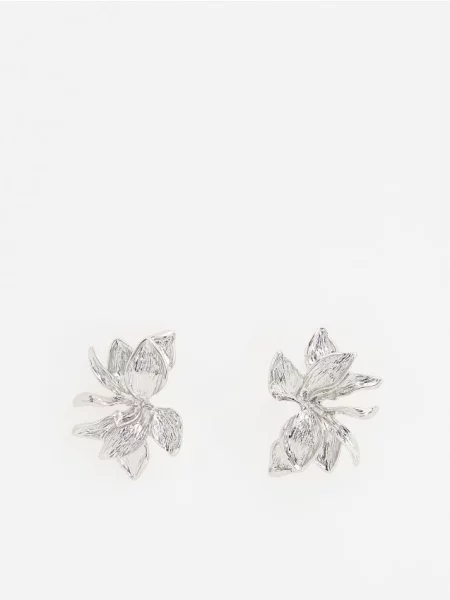 Reserved Cercei cu motiv floral argintiu