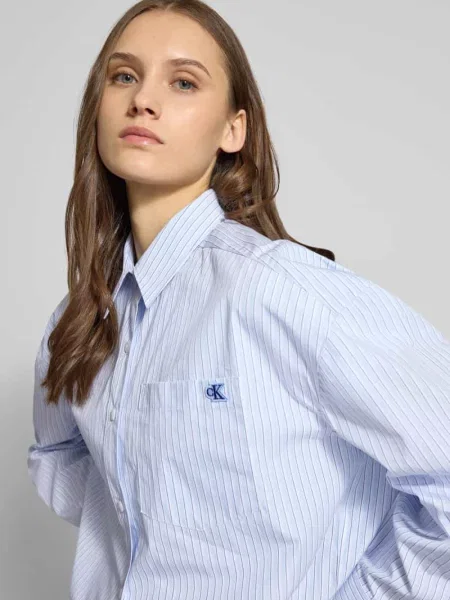 Bluzka krótka z kieszenią na piersi i wyhaftowanym logo Calvin Klein Jeans biała