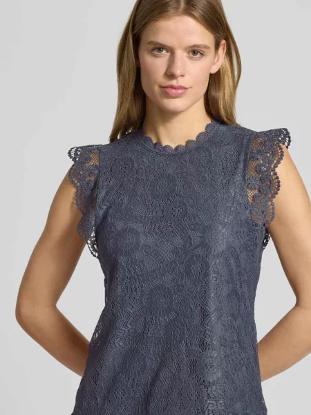 Bluzka bez rękawów o kroju shaped fit z obszyciem koronką model „OLLINE” Pieces