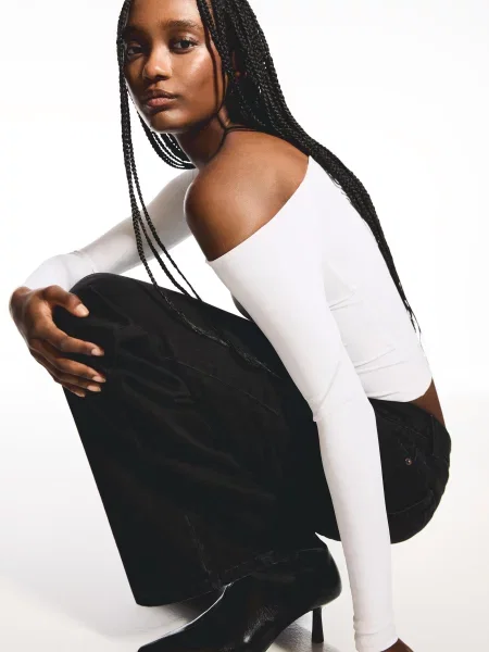 Bershka Koszulka Z Długim Rękawem I Asymetrycznym Dekoltem Kobieta M Złamany biały