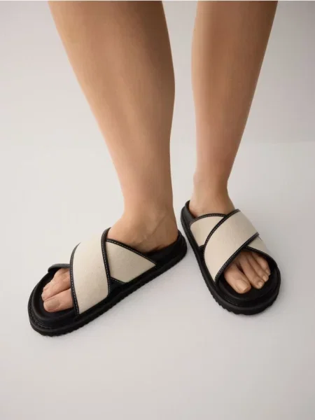 Тапочки Reserved с ремешками черные