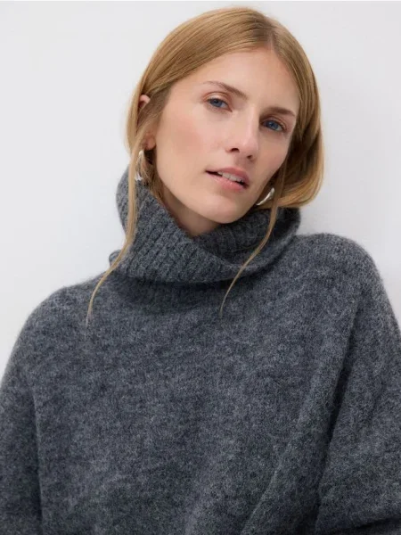 Reserved Długi sweter z golfem szary