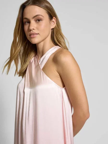 Długa sukienka o kroju bez rękawów Influencer's Choice By P&c* różowa