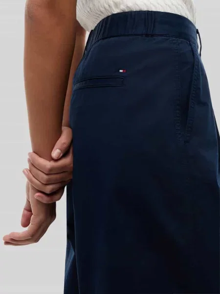 Spodnie chinosy z szerokimi nogawkami o krótkim kroju z czystej bawełny Tommy Hilfiger niebieskie
