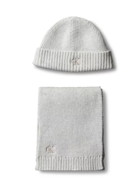 Set šal + kapa Calvin Klein Jeans Knitted Scarf Beanie Giftbox Svetlo siva