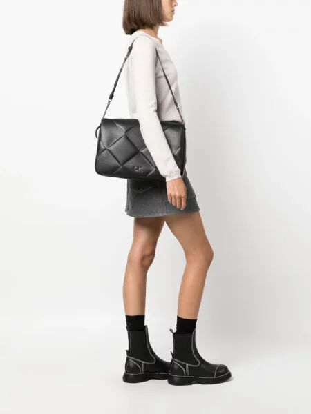 Matlasat geantă Calvin Klein cu autograf negru