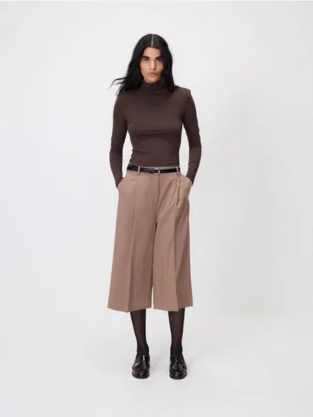 Reserved Бермуди з бежевий