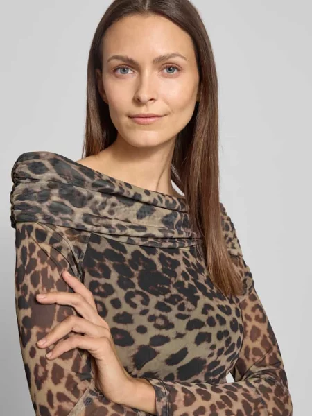 Sukienka midi o kroju slim fit ze zwierzęcym nadrukiem na całej powierzchni model ‘Parda’ Ichi beżowa