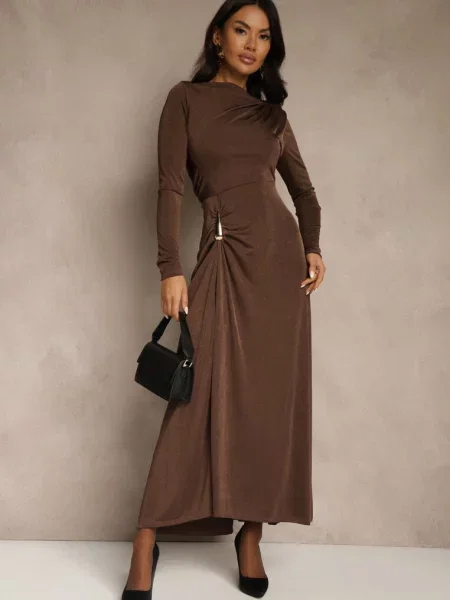 Sukienka Koktajlowa z Marszczeniem i Metaliczną Ozdobą Retanda brązowa