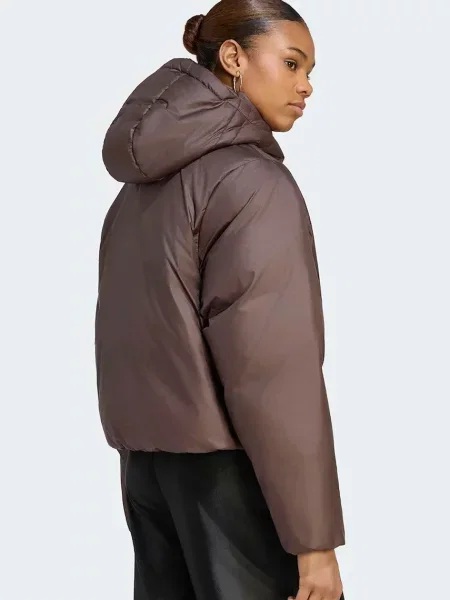 Adidas Originals kratka jakna za žene Essentials Down Hooded Puffer smeđa
