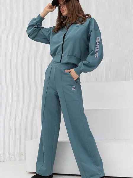 Женский спортивный костюм