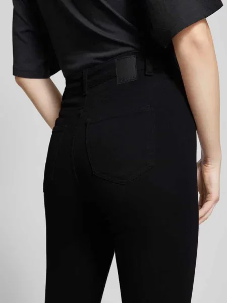 Jeansy z wysokim stanem o kroju skinny fit z naszywką z logo Pieces czarne