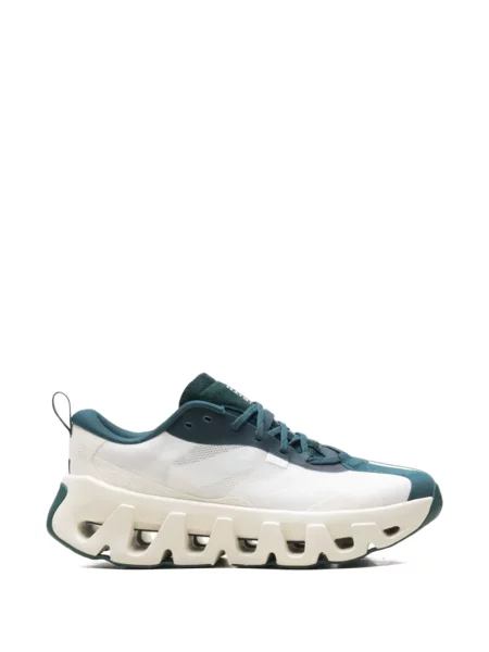 Sneakerși On alb