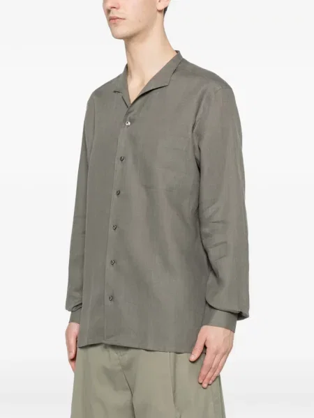 С яка риза Zegna сиво