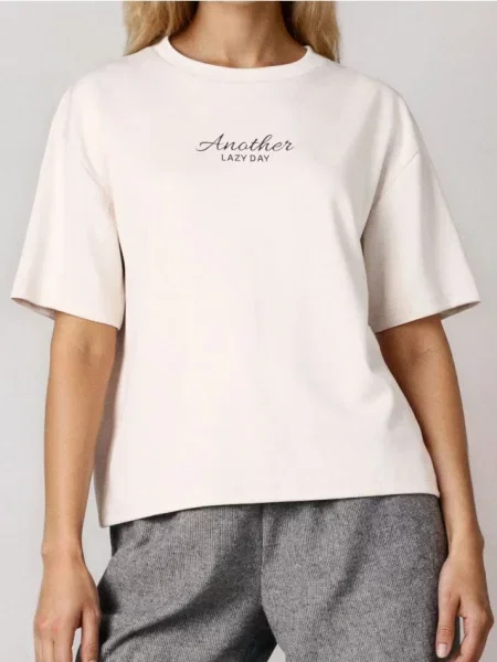 Футболка з написом нюдовий