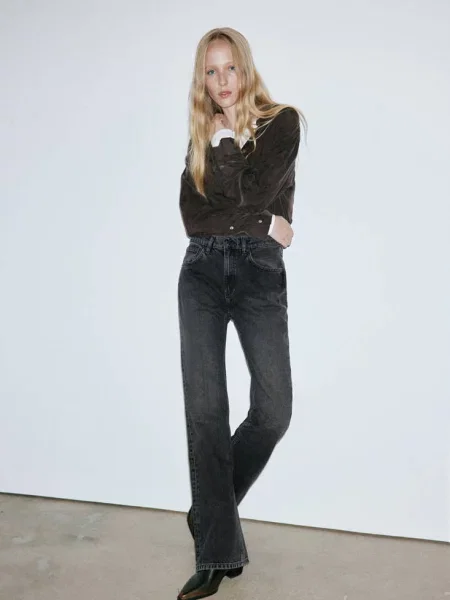 Dżinsy flare ze średnim stanem black denim Kobieta 44 MANGO czarne