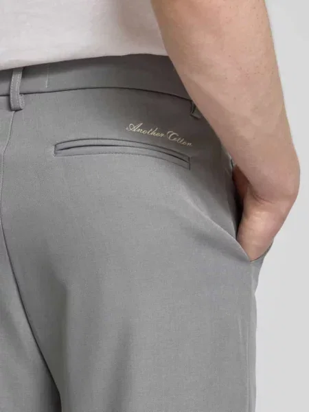 Spodnie materiałowe z prostą nogawką i detalem z logo Another Cotton Lab
