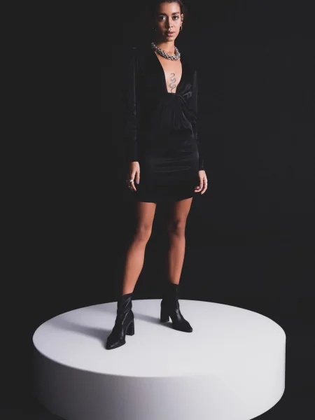 Koktejl obleka Fashionhunters črna